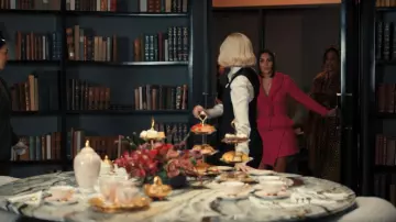 Falda Dior llevada por Allura Grant (Kim Kardashian) como se ve en All's Fair (S01E09)