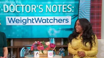Norma Kamali LS vestido con cuello en V y con chispa delantera llevado por Sherri Shepherd, tal como se ve en Sherri el 10 de diciembre de 2025
