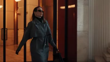 Trench-coat en laine Lanvin porté par Carrington Lane (Sarah Paulson) tel que vu dans All’s Fair (S01E09)