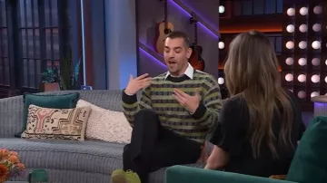 Jersey Jacquard Toast Wool Blend usado por Matt Rogers, visto en The Kelly Clarkson Show el 9 de diciembre de 2025