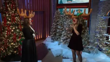 Chemise Anne Fontaine Terra portée par Melissa McCarthy vue dans The Kelly Clarkson Show le 10 décembre 2025