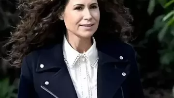 Veste de motard Minnie Driver Run Away 2026 portée par Ingrid Greene (Minnie Driver) telle que vue dans Run Away (S01)
