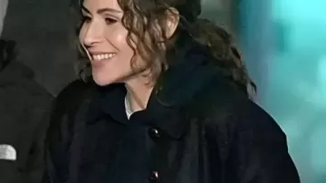 Veste noire Ingrid Greene Run Away 2026 portée par Ingrid Greene (Minnie Driver) telle que vue dans Run Away (S01)