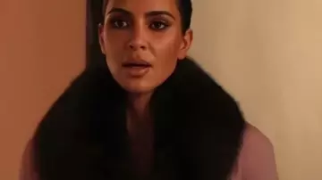 Chaqueta rosa de Kim Kardashian All's Fair S01 vista en All's Fair (S01E09)