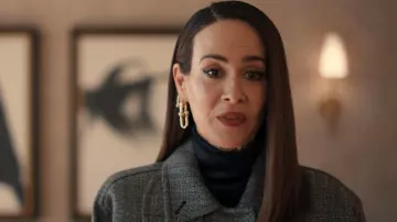 Pendientes de eslabón grande Tiffany HardWear usados por Carrington Lane (Sarah Paulson) tal como se ve en All's Fair (S01E09)