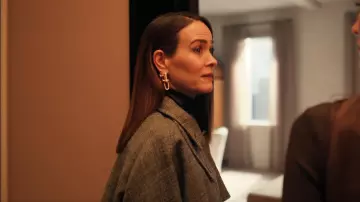 Pendientes Tiffany HardWear Medium Link usados por Carrington Lane (Sarah Paulson) tal como se ve en All's Fair (S01E09)