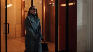 Bolso de cuero mediano con asa superior de cuero Prada Buckle usado por Carrington Lane (Sarah Paulson) como se ve en All's Fair (S01E09)