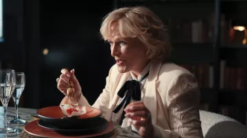 Cinc a sept Cinc Recortes Cacheley Blazer Cheyenne bordado que lleva Dina Standish (Glenn Close) como se ve en All's Fair (S01E09)