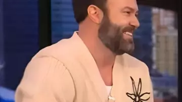 Taran Killam Cárdigan Floral Beige en Live with Kelly and Mark como se ve en LIVE with Kelly and Mark