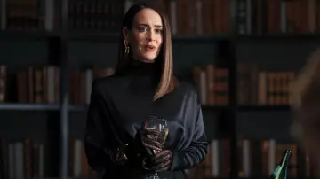 Top de cuello alto de satén de Dolce & Gabbana llevado por Carrington Lane (Sarah Paulson) como se ve en All's Fair (S01E09)