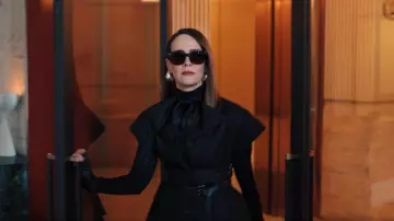 Retrosuperfuturo América Francis Black llevado por Carrington Lane (Sarah Paulson) como se ve en All's Fair (S01E09)