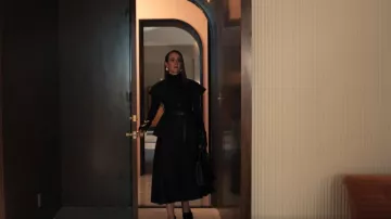 Jupe Mi-Longue Dior portée par Carrington Lane (Sarah Paulson) telle que vue dans All’s Fair (S01E09)