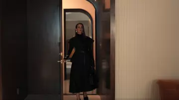 Falda Dior de longitud media llevada por Carrington Lane (Sarah Paulson) como se ve en All's Fair (S01E09)
