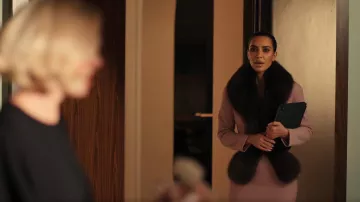 Veston en fourrure Christian Dior 1999 porté par Allura Grant (Kim Kardashian) tel que vu dans All’s Fair (S01E09)