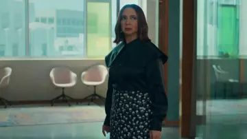 Gucci Daisy Bloom Shirt worn by Molly Novak (Maya Rudolph) as seen in Loot (S03E10)