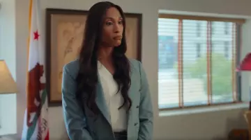 Blazer croisé Zara porté par Sofia (Mj Rodriguez) tel que vu dans Loot (S03E10)
