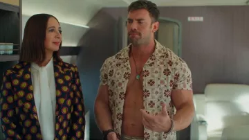 Dandy Del Mar La chemise en gaze froissée Grenadine portée par Maro Gold (Zane Phillips) telle que vue dans Loot (S03E10)