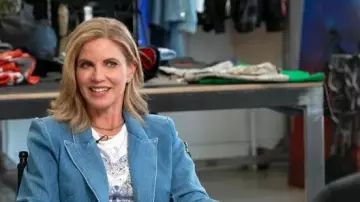 Blazer vaquero de L'Agence Baldwin llevado por Natalie Morales visto en CBS Mornings el 6 de diciembre de 2025