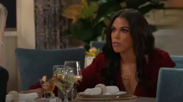 Collier pendentif Éternel Orbite d’Ettika porté par Dani Dupree (Karla Cheatham Mosley) tel que vu dans Au-delà des Portes (S01E180)