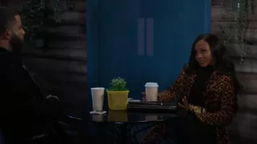 Cara Cara Karlie Trench portée par Hayley Lawson (Marquita Goings) telle que vue dans Au-delà des portes (S01E181)