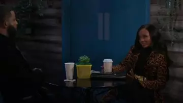 Cara Cara Karlie Trench portée par Hayley Lawson (Marquita Goings) telle que vue dans Au-delà des portes (S01E181)