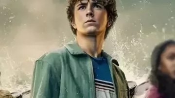 PJATO S02 Walker Scobell Veste verte portée par Percy Jackson (Walker Scobell) comme on le voit dans Percy Jackson et les Olympiens