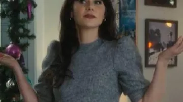 Merv 2025 Zooey Deschanel Crop Top gris usado por (Zooey Deschanel) en Merv
