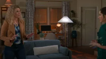 Haut en satin Karen Kane Tie Dye Drape Front porté par Jan Morgan (Jerri Tubbs) tel que vu dans Beyond the Gates (S01E181)