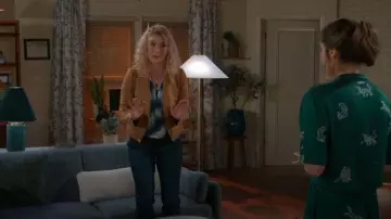 Kut de la veste moto Kloth Carina Camel en daim végan asymétrique zippée portée par (Jerri Tubbs) comme on le voit dans Beyond the Gates (S01E181)