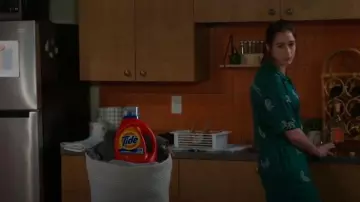 Ensemble salon brodé Sani porté par Ashley Morgan (Jen Jacob) tel que vu dans Beyond the Gates (S01E181)