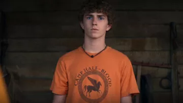 T-shirt Camp Half Blood porté par Percy Jackson (Walker Scobell) dans Percy Jackson et les Olympiens