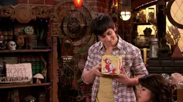 Lorraine Modele de nouveautés Carnival Jack dans la boîte de Justin Russo (David Henrie) dans Les Sorciers de Waverly Place (S03E16)