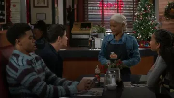 Camisa polo de punto a rayas cepilladas de Zara usada por Tyrell Richardson (Jaden Lucas Miller) como se ve en Más allá de las puertas (S01E182)