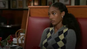 BDG Clarke Argyle Sweat zippé porté par Samantha Richardson (Najah Jackson) tel que vu dans Beyond the Gates (S01E182)
