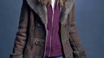 Brown Suede Trench Coat worn by Murphy Mason (Perry Mattfeld) in In the Dark