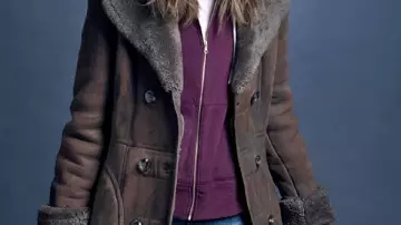 Trench-coat en daim marron porté par Murphy Mason (Perry Mattfeld) dans In the Dark