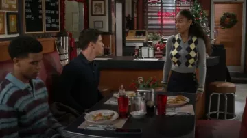 Jupe sergée Florence de French Connection portée par Samantha Richardson (Najah Jackson) telle que vue dans Beyond the Gates (S01E182)