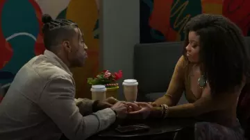 T-shirt Hyfve à manches longues à col en V porté par Eva Thomas (Ambyr Michelle) tel que vu dans Beyond the Gates (S01E182)