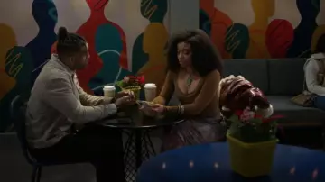 Collier grand ovale de Sita Nevado porté par Eva Thomas (Ambyr Michelle) tel que vu dans Au-delà des Portes (S01E182)