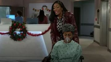 Trench-coat en faux cuir Nova Victoria de Fashion utilisé par Dana « Leslie » Thomas (Trisha Mann) tel que vu dans Beyond the Gates (S01E183)