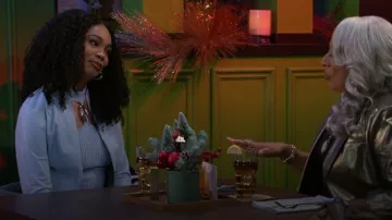 Veste LaMarque Chapin utilisée par Chelsea Hamilton (RhonniRose Mantilla) comme vu dans Beyond the Gates (S01E183)