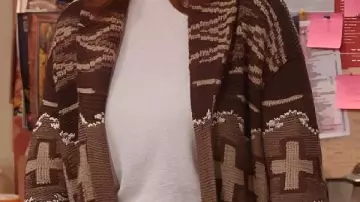 Cardigan à col châle porté par Bobbie (Reba McEntire) à Happy’s Place