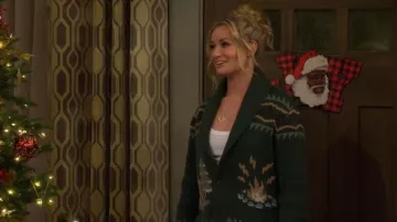 Faherty Camp Cardigan dans Forest Lake porté par Gemma Johnson (Beth Behrs) tel que vu dans The Neighborhood (S08E08)