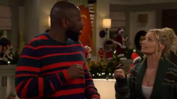 Pull à col rond en cachemire rayé à rayures de salle de club porté par Malcolm Butler (Sheaun McKinney) tel que vu dans The Neighborhood (S08E08)