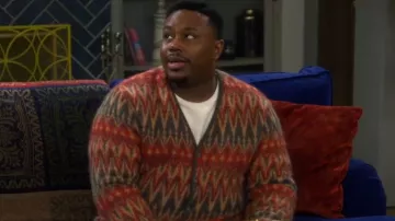 Beams Wool Chevron Jacquard Cardigan Pull porté par Marty Butler (Marcel Spears) tel que vu dans The Neighborhood (S08E08)