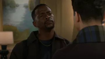 Sweat-shirt zippé Lacoste Made In France porté par Ted Richardson (Keith Robinson) tel que vu dans Beyond the Gates (S01E184)