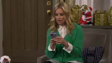 Cárdigan Aqua 100% Cashmere con cuello en V en Verte usado por Gemma Johnson (Beth Behrs) como se ve en The Neighborhood (S08E08)