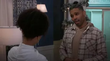 Chemise tissée Wax London Whiting portée par Izaiah Hawthorne (David Lami Friebe) telle que vue dans Beyond the Gates (S01E184)