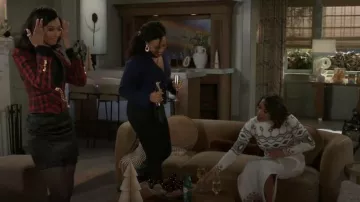 Jupe mini en satin French Connection portée par Kat Richardson (Colby Muhammad) telle que vue dans Beyond the Gates (S01E184)