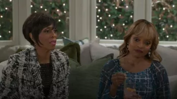 Chiara Boni La Petite Robe Basho Illusion Sleeve Top llevada por Tracy Tyler (Maria Howell) como se ve en Más allá de las puertas (S01E184)